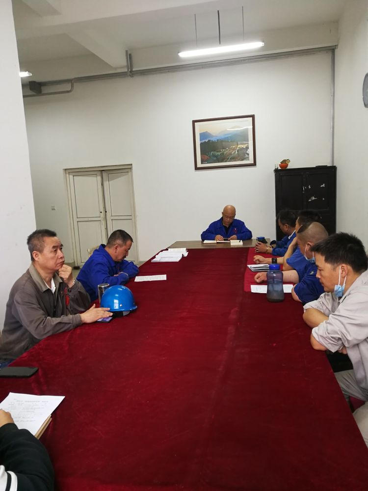 機(jī)加裝配黨支部召開(kāi)全體黨員大會(huì)，組織主題教育學(xué)習(xí)。