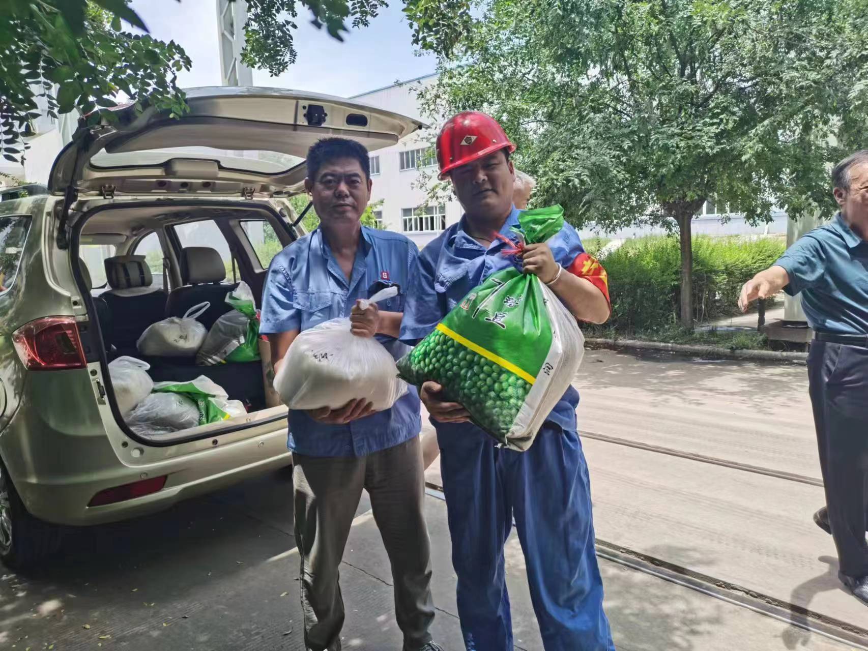 給一線(xiàn)生產(chǎn)車(chē)間和工地職工購(gòu)買(mǎi)了一批白糖、綠豆等防暑降溫品送到了車(chē)間工地